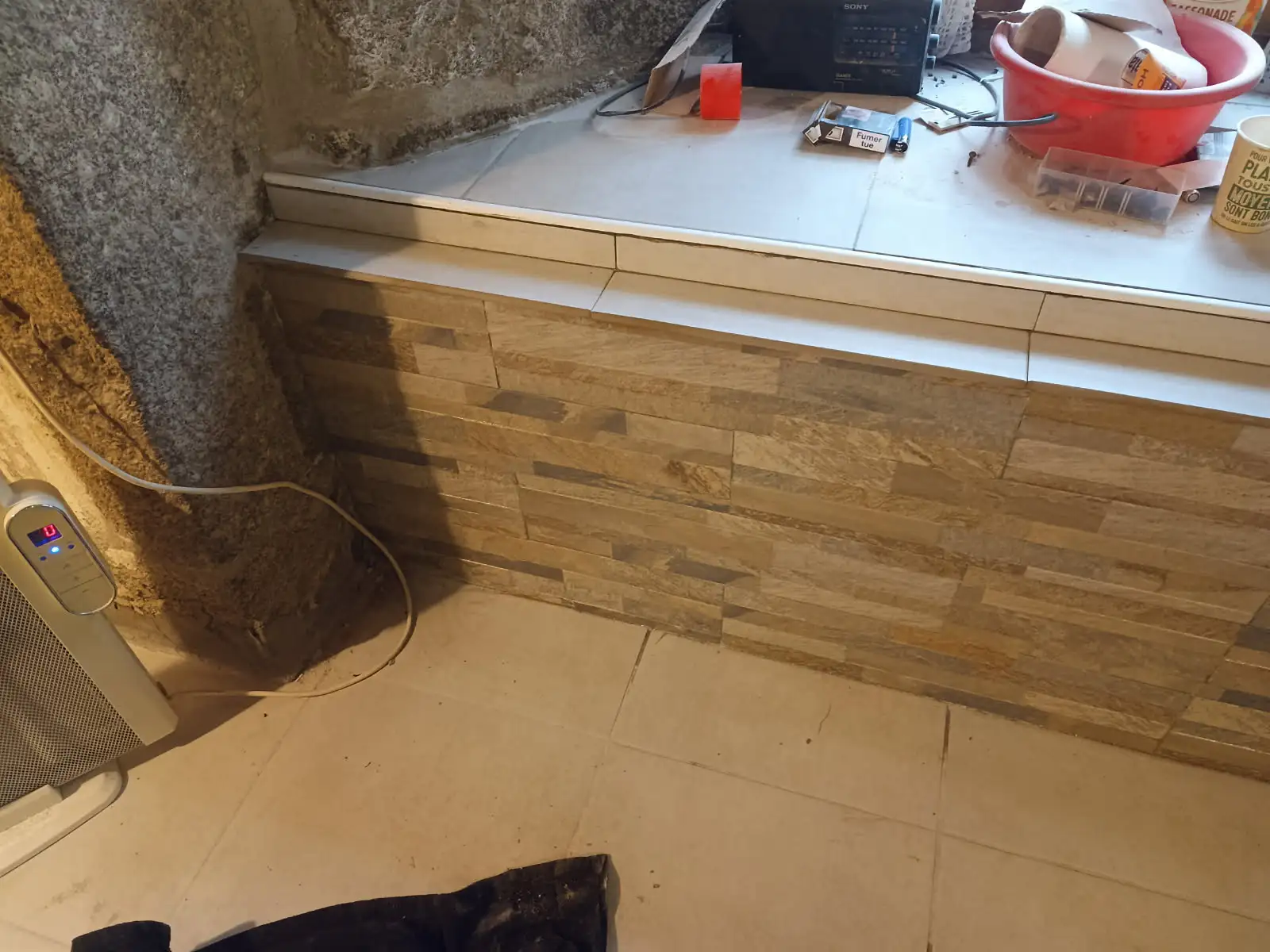 Après : muret habillé de plaquettes de parement sous la tablette carrelée